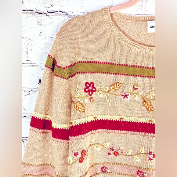 ***SOLD*** Vintage embroidered sweater - Picture 2 of 6